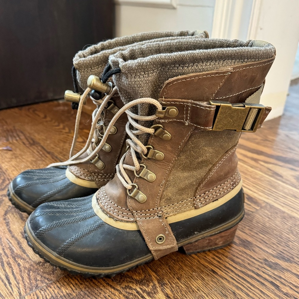 Sorel women’s Conquest Carly boots - size 5